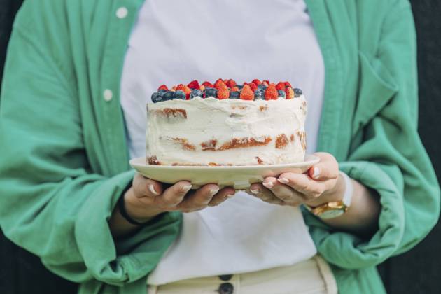Hands of woman holding cake in plate model released, Symbolfoto, VSNF01124