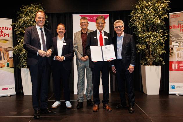 News Bilder des Tages 24.10.2023. Düsseldorf. Der nationale Bibliothekspreis Bibliothek des Jahres 2023 geht an die Düsseldorfer Zentralbibliothek. Der mit 20.000 Euro dotierte Preis wird vom Deutschen Bibliotheksverband e.V. (dbv) und der Deutsche Telekomstiftung verliehen. Hier (v. li.): Oberbürgermeister Dr. Stephan Keller, Stephan Schwering, Leiter der Zentralbibliothek, Volker Heller, Bundesvorsitzender des dbv, Dr. Norbert Kamp, Direktor der Stadtbüchereien und Dr. Thomas de Maizière, Vorsitzender Deutsche Telekom Stiftung. Düsseldorf Zentralbibliothek Nordrhein-Westfalen Deutschland