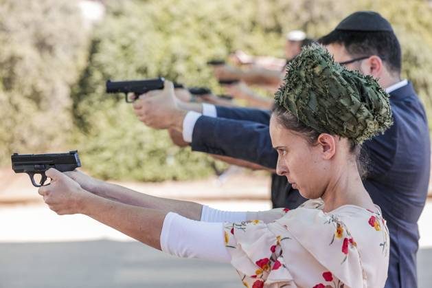 Bilder des Jahres 2023, News 10 Oktober News Themen der Woche KW43 News Bilder des Tages A woman trains at Caliber 3, an anti-terrorist academy that provides training for both security forces and civilians, in Efrat, Israel, 25 October 2023. Since the Hamas attack on October 07, the number of people going to these centers to acquire a weapon and learn how to handle it has increased considerably. Israel is encouraging its civilians to acquire weapons licenses, a strategy that has found an echo in the Israeli population, still traumatized by the massacre. Israel is encouraging its civilians to acquire weapons licenses !ACHTUNG: NUR REDAKTIONELLE NUTZUNG!  Copyright: xManuelxBruquex GRAF3860 20231025-55012166993_1