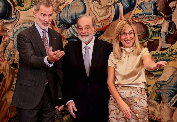 Photo: Juan Carlos Rojas LaPresse --------------------------------------------------- 20231025 Rey de Espana entrega IX premio Enrique Iglesias al desarrollo del espacio empresarial Iberoamericano al empresario mexicano Carlos Slim Helu Madrid, Espana; 25.10.2023.- El empresario mexicano Carlos Slim Helu recibe de manos del Rey Felipe VI el premio empresarial Iberoamericano en el Palacio de la Zarzuela. Por su contribucion al crecimiento economico y empresarial, a la generacion de empleo y al acercamiento de las relaciones entre los paises de IberoamÃ rica. Presentes un numero reducido de personas y familiares Foto: Juan Carlos Rojas LaPresse  Copyright: xJuanxCarlosxRojas LaPressex