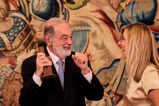 Photo: Juan Carlos Rojas LaPresse --------------------------------------------------- 20231025 Rey de Espana entrega IX premio Enrique Iglesias al desarrollo del espacio empresarial Iberoamericano al empresario mexicano Carlos Slim Helu Madrid, Espana; 25.10.2023.- El empresario mexicano Carlos Slim Helu recibe de manos del Rey Felipe VI el premio empresarial Iberoamericano en el Palacio de la Zarzuela. Por su contribucion al crecimiento economico y empresarial, a la generacion de empleo y al acercamiento de las relaciones entre los paises de IberoamÃ rica. Presentes un numero reducido de personas y familiares Foto: Juan Carlos Rojas LaPresse  Copyright: xJuanxCarlosxRojas LaPressex