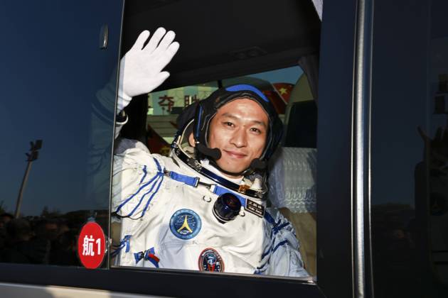 Bilder des Jahres 2023, News 10 Oktober News Themen der Woche KW43 News Bilder des Tages (231026) -- JIUQUAN, Oct. 26, 2023 -- Chinese astronaut Jiang Xinlin attends a see-off ceremony at the Jiuquan Satellite Launch Center in northwest China on Oct. 26, 2023. A see-off ceremony for three Chinese astronauts of the Shenzhou-17 crewed space mission was held on Thursday morning at the Jiuquan Satellite Launch Center in northwest China, according to the China Manned Space Agency. ) (EyesonSci) CHINA-SHENZHOU-17-ASTRONAUTS-SEE-OFF CEREMONY (CN) LixGang 