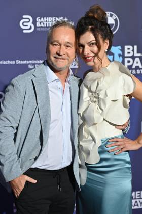 Thomas DARCHINGER (Schauspieler) mit Freundin Irina, Roter Teppich,Blauer Panther Ð TV und Streaming Award 2023 am 25.10.2023 in der BMW Welt Muenchen.