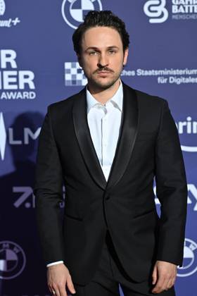 Dimitrij Schaad (Schauspieler), Einzelbild,angeschnittenes Einzelmotiv,Halbfigur,halbe Figur. Roter Teppich,Blauer Panther Ð TV und Streaming Award 2023 am 25.10.2023 in der BMW Welt Muenchen.