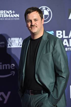 Frederic LINKEMANN (Schauspieler), Einzelbild,angeschnittenes Einzelmotiv, Halbfigur,halbe Figur. Roter Teppich,Blauer Panther Ð TV und Streaming Award 2023 am 25.10.2023 in der BMW Welt Muenchen.