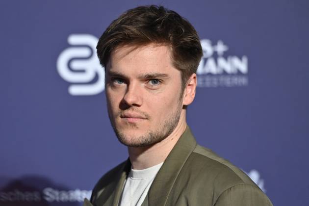 Theo Trebs (Schauspieler), Einzelbild,angeschnittenes Einzelmotiv,Portraet,Portrait,Porträt. Roter Teppich,Blauer Panther Ð TV und Streaming Award 2023 am 25.10.2023 in der BMW Welt Muenchen.