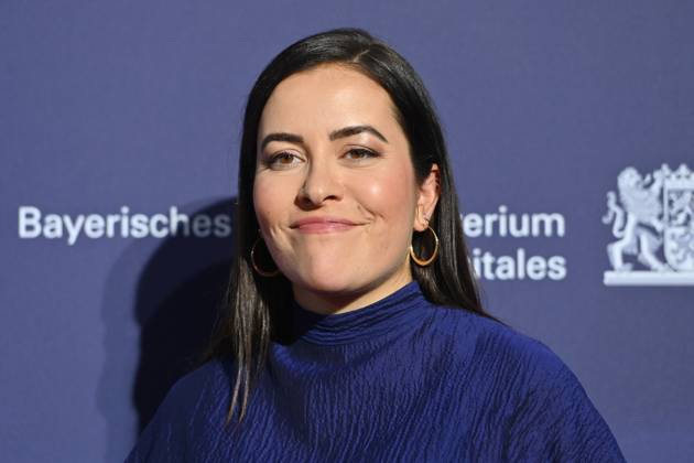 Aline ABBOUD (Moderatorin), Einzelbild,angeschnittenes Einzelmotiv,Portraet,Portrait,Porträt. Roter Teppich,Blauer Panther Ð TV und Streaming Award 2023 am 25.10.2023 in der BMW Welt Muenchen.