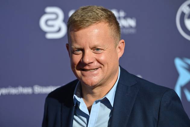Marc BATOR (Moderator), Einzelbild,angeschnittenes Einzelmotiv,Portraet,Portrait,Porträt. Roter Teppich,Blauer Panther Ð TV und Streaming Award 2023 am 25.10.2023 in der BMW Welt Muenchen.