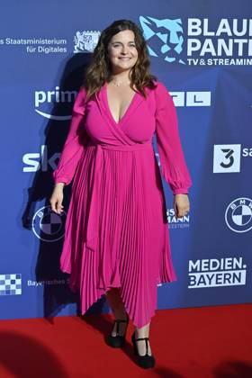 Ronja FORCHER (Schauspielerin), Einzelbild,Freisteller, Ganzkoerperaufnahme,ganze Figur. Roter Teppich,Blauer Panther Ð TV und Streaming Award 2023 am 25.10.2023 in der BMW Welt Muenchen.