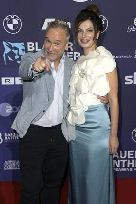 Thomas Darchinger mit Begleitung bei der Verleihung vom Blauer Panther - TV & Streaming Award 2023 in der BMW Welt. München, 25.10.2023