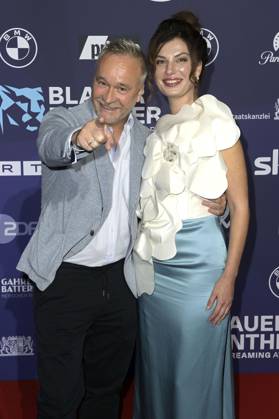 Thomas Darchinger mit Begleitung bei der Verleihung vom Blauer Panther - TV & Streaming Award 2023 in der BMW Welt. München, 25.10.2023
