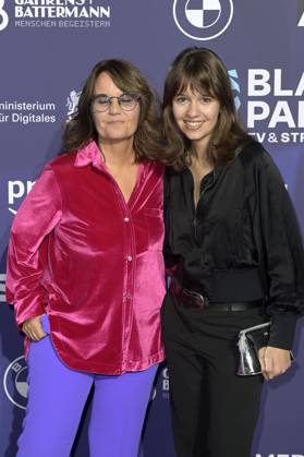 Charlotte Link mit Tochter Pauline Graf bei der Verleihung vom Blauer Panther - TV & Streaming Award 2023 in der BMW Welt. München, 25.10.2023