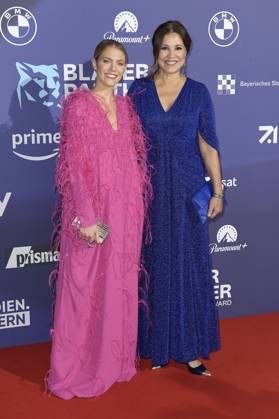 Viviane Geppert und Karen Webb bei der Verleihung vom Blauer Panther - TV & Streaming Award 2023 in der BMW Welt. München, 25.10.2023