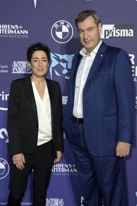 Dunja Hayali und Markus Söder bei der Verleihung vom Blauer Panther - TV & Streaming Award 2023 in der BMW Welt. München, 25.10.2023