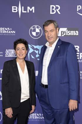 Dunja Hayali und Markus Söder bei der Verleihung vom Blauer Panther - TV & Streaming Award 2023 in der BMW Welt. München, 25.10.2023