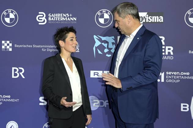 Dunja Hayali und Markus Söder bei der Verleihung vom Blauer Panther - TV & Streaming Award 2023 in der BMW Welt. München, 25.10.2023
