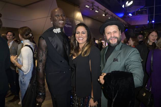 Papis Loveday, Saina Bayatpour und Manuel Cortez bei der Verleihung vom Blauer Panther - TV & Streaming Award 2023 in der BMW Welt. München, 25.10.2023