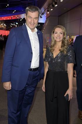 Markus Söder und Judith Gerlach bei der Verleihung vom Blauer Panther - TV & Streaming Award 2023 in der BMW Welt. München, 25.10.2023
