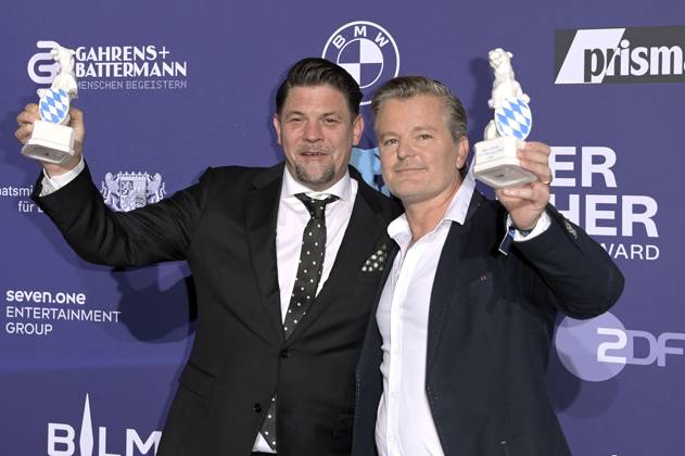 Tim Mälzer und Andre Dietz bei der Verleihung vom Blauer Panther - TV & Streaming Award 2023 in der BMW Welt. München, 25.10.2023
