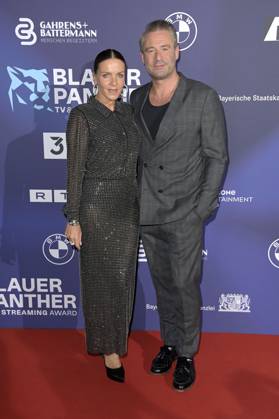Sasha mit Ehefrau Julia Röntgen bei der Verleihung vom Blauer Panther - TV & Streaming Award 2023 in der BMW Welt. München, 25.10.2023