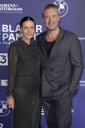 Sasha mit Ehefrau Julia Röntgen bei der Verleihung vom Blauer Panther - TV & Streaming Award 2023 in der BMW Welt. München, 25.10.2023