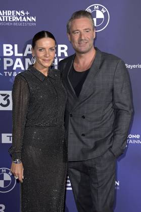 Sasha mit Ehefrau Julia Röntgen bei der Verleihung vom Blauer Panther - TV & Streaming Award 2023 in der BMW Welt. München, 25.10.2023