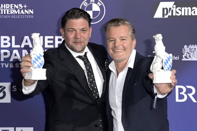 Tim Mälzer und Andre Dietz bei der Verleihung vom Blauer Panther - TV & Streaming Award 2023 in der BMW Welt. München, 25.10.2023