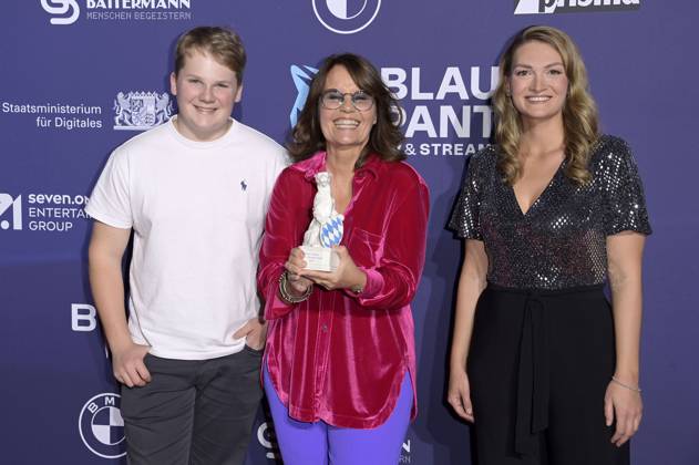 Julius Weckauf, Charlotte Link und Judith Gerlach bei der Verleihung vom Blauer Panther - TV & Streaming Award 2023 in der BMW Welt. München, 25.10.2023