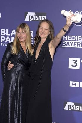 Nadeshda Brennicke und Jeanette Hain bei der Verleihung vom Blauer Panther - TV & Streaming Award 2023 in der BMW Welt. München, 25.10.2023