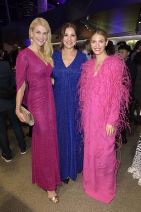 Natascha Grün, Karen Webb und Viviane Geppert bei der Verleihung vom Blauer Panther - TV & Streaming Award 2023 in der BMW Welt. München, 25.10.2023