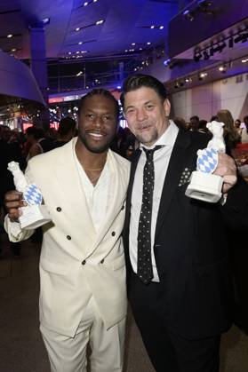 Akeem van Flodrop und Tim Mälzer bei der Verleihung vom Blauer Panther - TV & Streaming Award 2023 in der BMW Welt. München, 25.10.2023
