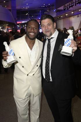 Akeem van Flodrop und Tim Mälzer bei der Verleihung vom Blauer Panther - TV & Streaming Award 2023 in der BMW Welt. München, 25.10.2023