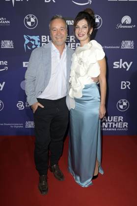 Thomas Darchinger mit Freundin Irina bei der Verleihung vom Blauer Panther - TV & Streaming Award 2023 in der BMW Welt. München, 25.10.2023