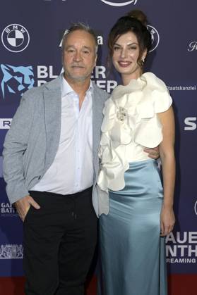 Thomas Darchinger mit Freundin Irina bei der Verleihung vom Blauer Panther - TV & Streaming Award 2023 in der BMW Welt. München, 25.10.2023