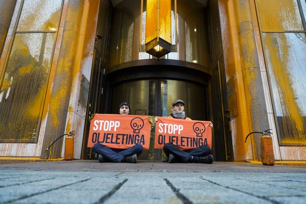 Bilder des Jahres 2023, News 10 Oktober News Themen der Woche KW43 News Bilder des Tages Demonstrasjon utenfor olje- og energidepartementet Oslo 20231026. Demonstranter har sprayet maling pa veggene utenfor olje- og energidepartementet. Foto: Terje Pedersen NTB Oslo Norge Os9Ng2KKj_M EDITORIAL USE ONLY Ref:_BNCOs9Ng2KKj_M.jpg  Copyright: xTerjexPedersenx xNTBx