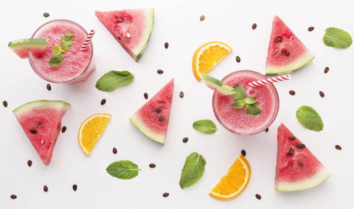 Hochkantige Wassermelonen Cocktailgläser mit Minzstrohhalmen Copyright: imageBROKER/OleksandrxLatkun ibxole09759761.jpg