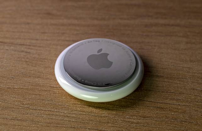 26.10.2023, Apple Airtag, Mit dem AirTag lassen sich Gegenstände aller Art mit einem Apple iPhone Handy wiederfinden. 26.10.2023, Apple Airtags 26.10.2023, Apple Airtags