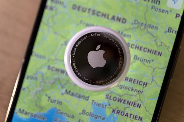 26.10.2023, Apple Airtag, Mit dem AirTag lassen sich Gegenstände aller Art mit einem Apple iPhone Handy wiederfinden. 26.10.2023, Apple Airtags 26.10.2023, Apple Airtags