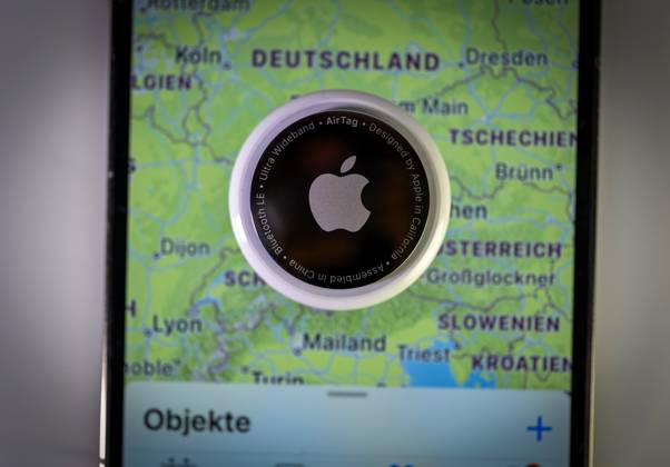 26.10.2023, Apple Airtag, Mit dem AirTag lassen sich Gegenstände aller Art mit einem Apple iPhone Handy wiederfinden. 26.10.2023, Apple Airtags 26.10.2023, Apple Airtags