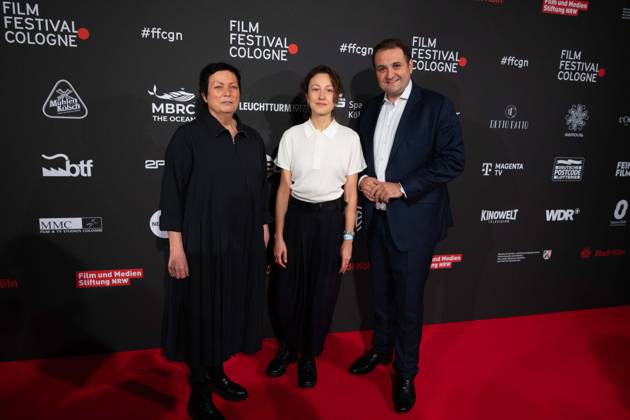 v.l. Martina RICHTER, Direktorin des Cologne Film Festivals, Katharina HUBER, Filmemacherin, Regisseurin, Nathanael LIMINSKI, Leiter der Staatskanzlei NRW, Roter Teppich, Red Carpet Show, Ankunft, arrival, Film Festival Cologne awards in Koeln, 26.10.2022.
