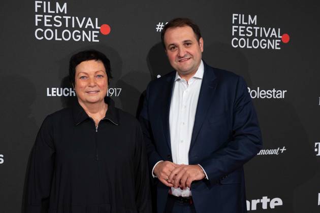 Martina RICHTER, Direktorin des Film Festivals Cologne, Nathanael LIMINSKI, Leiter der Staatskanzlei NRW, Roter Teppich, Red Carpet Show, Ankunft, arrival, Film Festival Cologne awards in Koeln, 26.10.2022.
