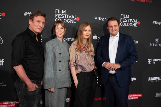 v.l. Oliver MASUCCI, Schauspieler, Sandra HUELLER, Schauspielerin, Justine TRIET, Regisseurin, Nathanael LIMINSKI, Leiter der Staatskanzlei NRW, Roter Teppich, Red Carpet Show, Ankunft, arrival, Film Festival Cologne awards in Koeln, 26.10.2022.