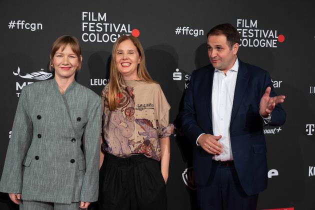 v.l. Sandra HUELLER, Schauspielerin, Justine TRIET, Regisseurin, Nathanael LIMINSKI, Leiter der Staatskanzlei NRW, Roter Teppich, Red Carpet Show, Ankunft, arrival, Film Festival Cologne awards in Koeln, 26.10.2022.