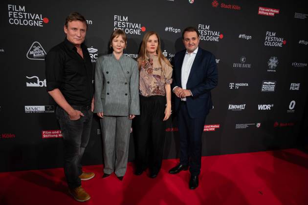 v.l. Oliver MASUCCI, Schauspieler, Sandra HUELLER, Schauspielerin, Justine TRIET, Regisseurin, Nathanael LIMINSKI, Leiter der Staatskanzlei NRW, Roter Teppich, Red Carpet Show, Ankunft, arrival, Film Festival Cologne awards in Koeln, 26.10.2022.