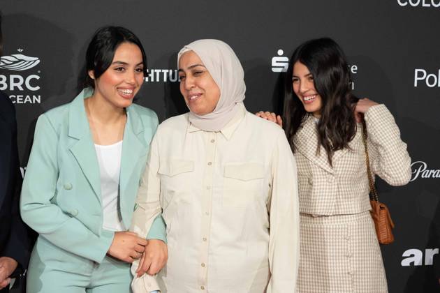 Olfa HAMROUNI mit ihren Toechtern Eya und Tayssir, Roter Teppich, Red Carpet Show, Ankunft, arrival, Film Festival Cologne awards in Koeln, 26.10.2022.