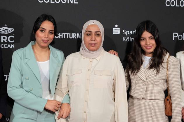 Olfa HAMROUNI mit ihren Toechtern Eya und Tayssir, Roter Teppich, Red Carpet Show, Ankunft, arrival, Film Festival Cologne awards in Koeln, 26.10.2022.