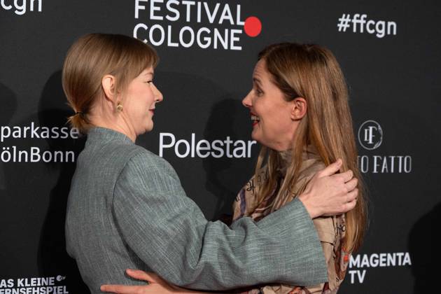 v.l. Sandra HUELLER, Schauspielerin, Justine TRIET, Regisseurin, Roter Teppich, Red Carpet Show, Ankunft, arrival, Film Festival Cologne awards in Koeln, 26.10.2022.