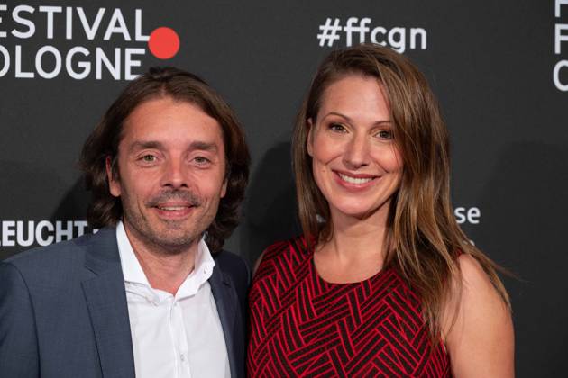 Mara BERGMANN, Moderatorin, mit Partner Alexander Alex HOFFMANN, Roter Teppich, Red Carpet Show, Ankunft, arrival, Film Festival Cologne awards in Koeln, 26.10.2022.