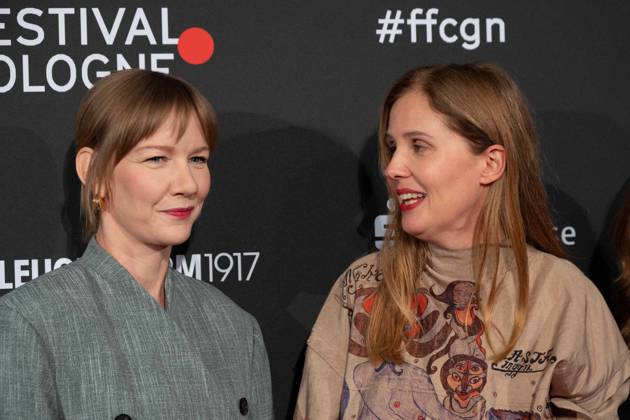v.l. Sandra HUELLER, Schauspielerin, Justine TRIET, Regisseurin, Roter Teppich, Red Carpet Show, Ankunft, arrival, Film Festival Cologne awards in Koeln, 26.10.2022.