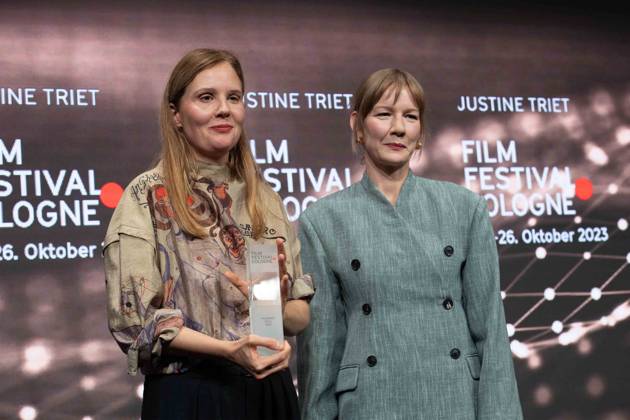 v.l. Regisseurin Justine TRIET, Schauspielerin Sandra HUELLER, Hüller, Regisseurin Justine TRIET erhaelt den Filmpreis Koeln, Film Festival Cologne awards in Koeln, 26.10.2022.